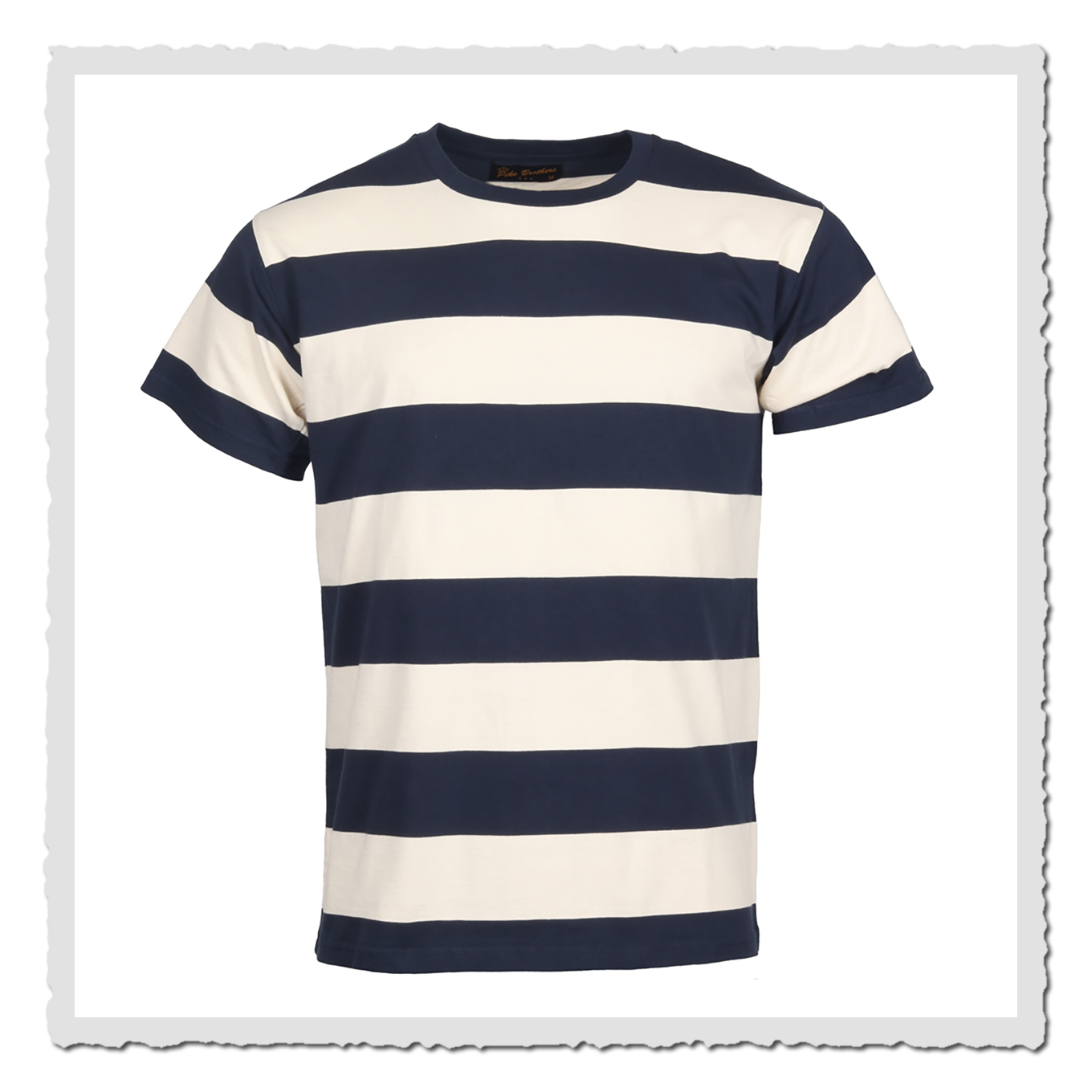 Freigestellte Vorderansicht eines weiß-dunkelblau gestreiften T-Shirts vor hellem Hintergrund.